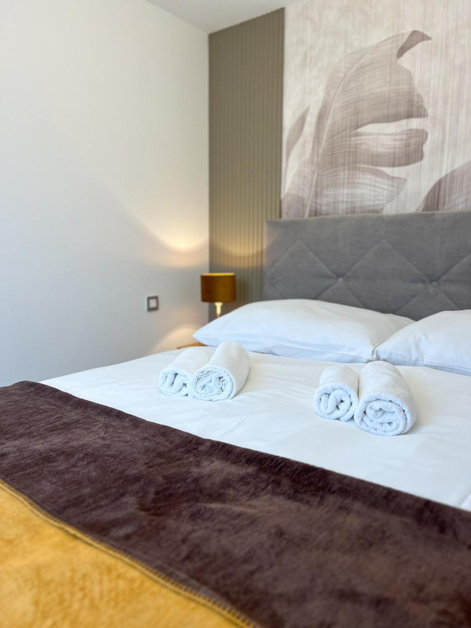 Hotel Lony Mochov Esterno foto