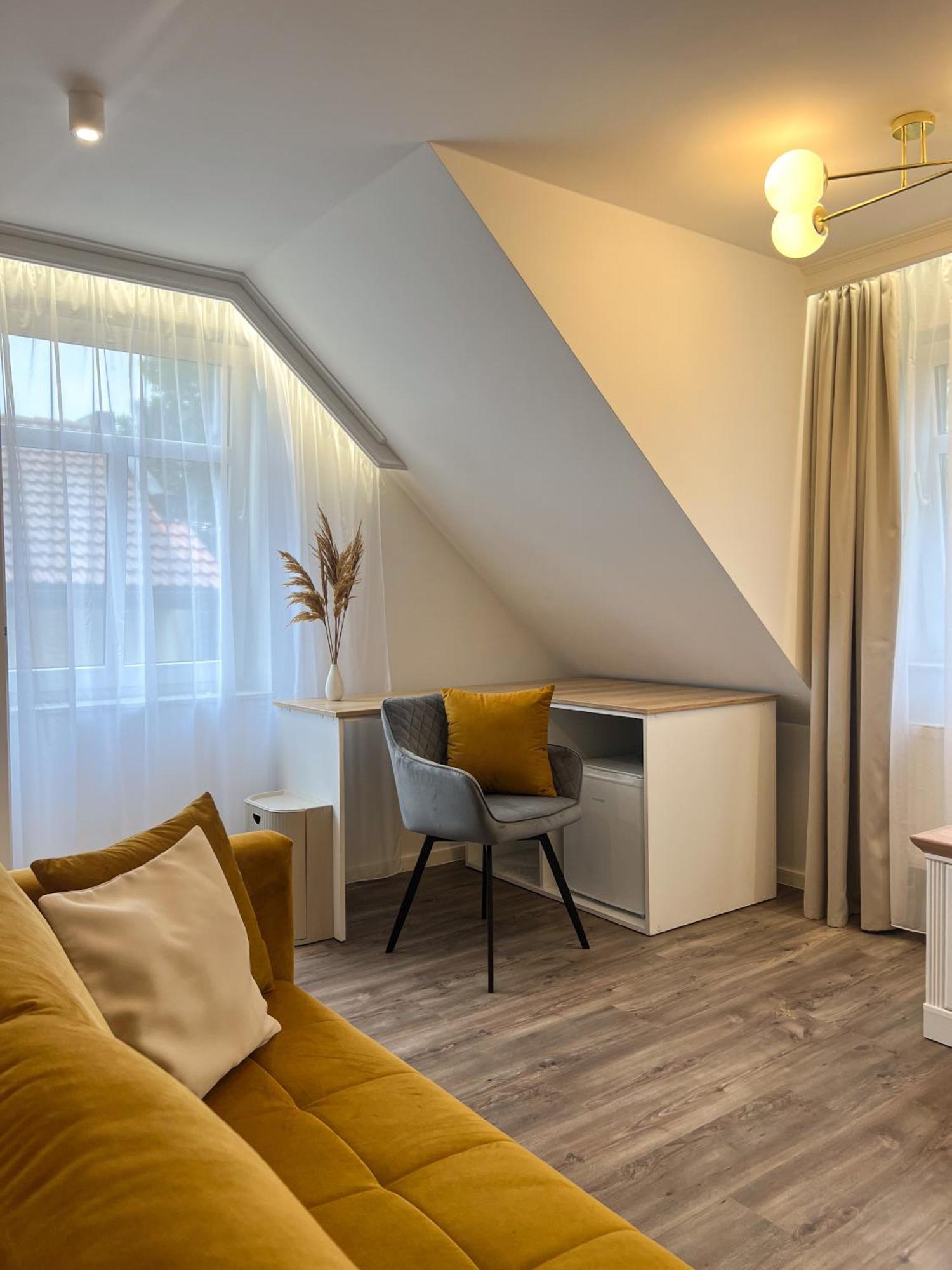 Hotel Lony Mochov Esterno foto