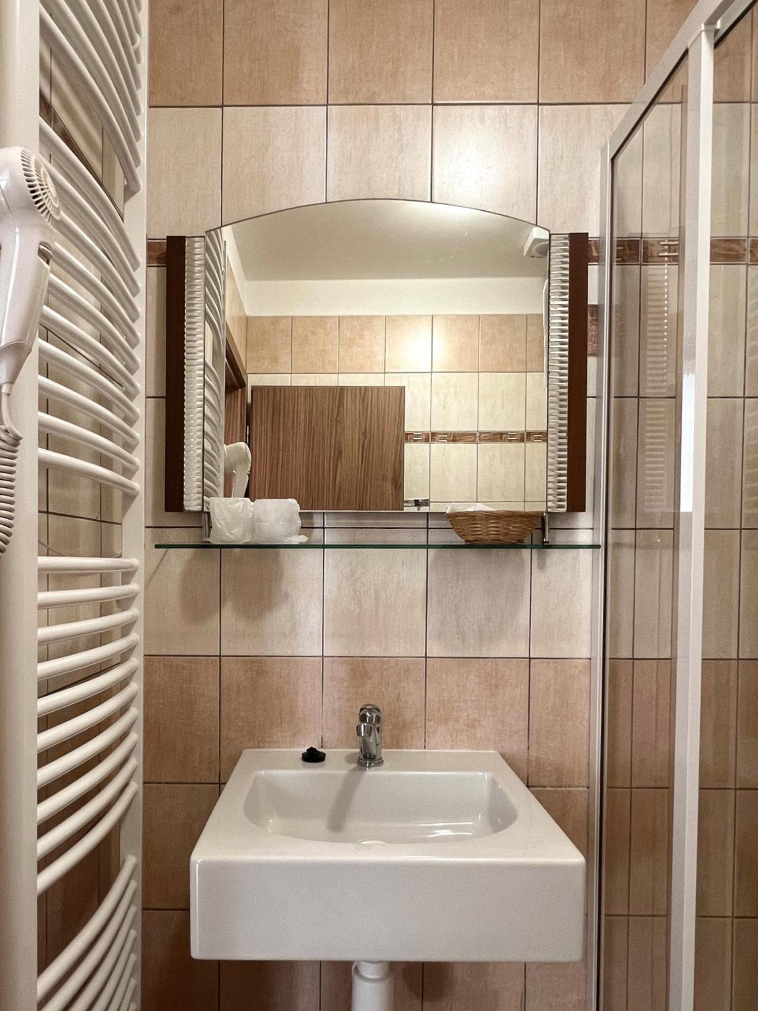Hotel Lony Mochov Esterno foto