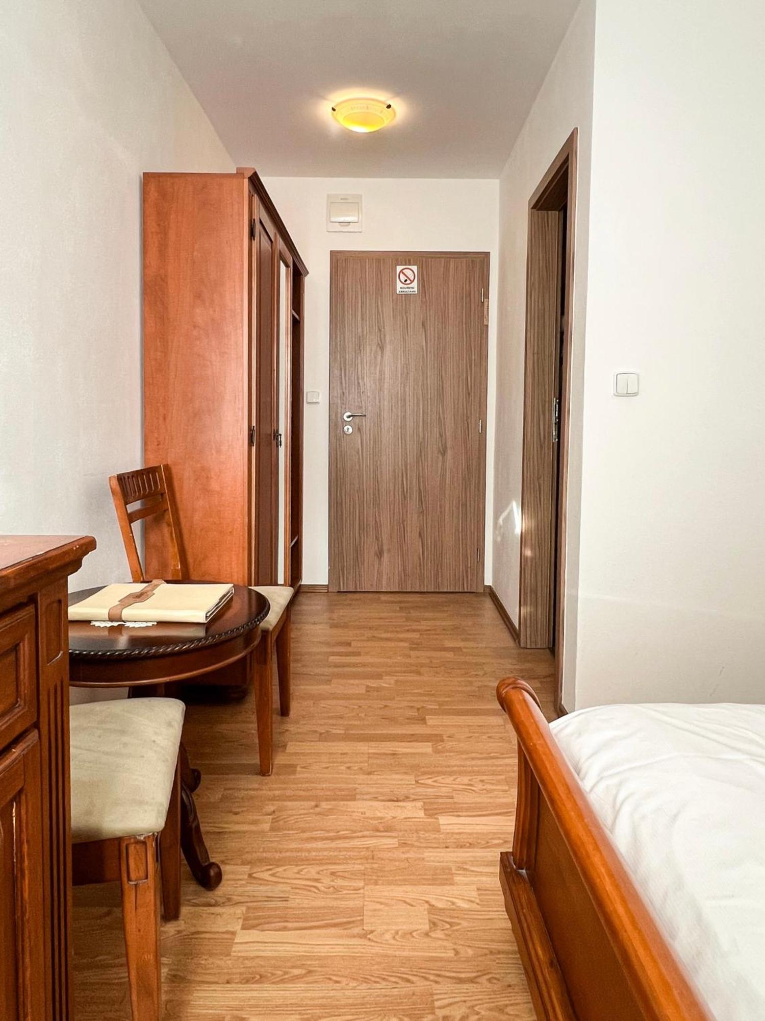 Hotel Lony Mochov Esterno foto