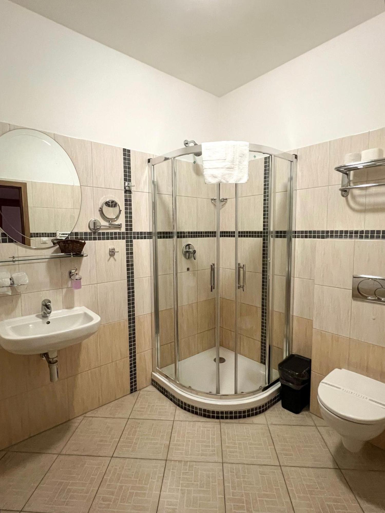 Hotel Lony Mochov Esterno foto