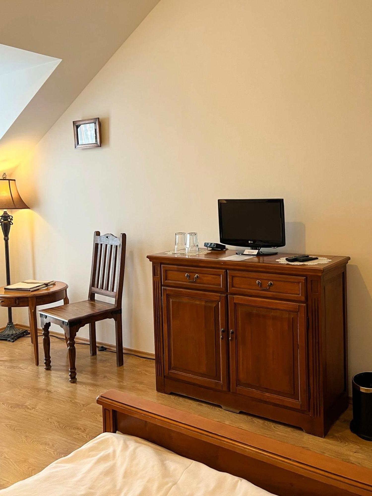 Hotel Lony Mochov Esterno foto