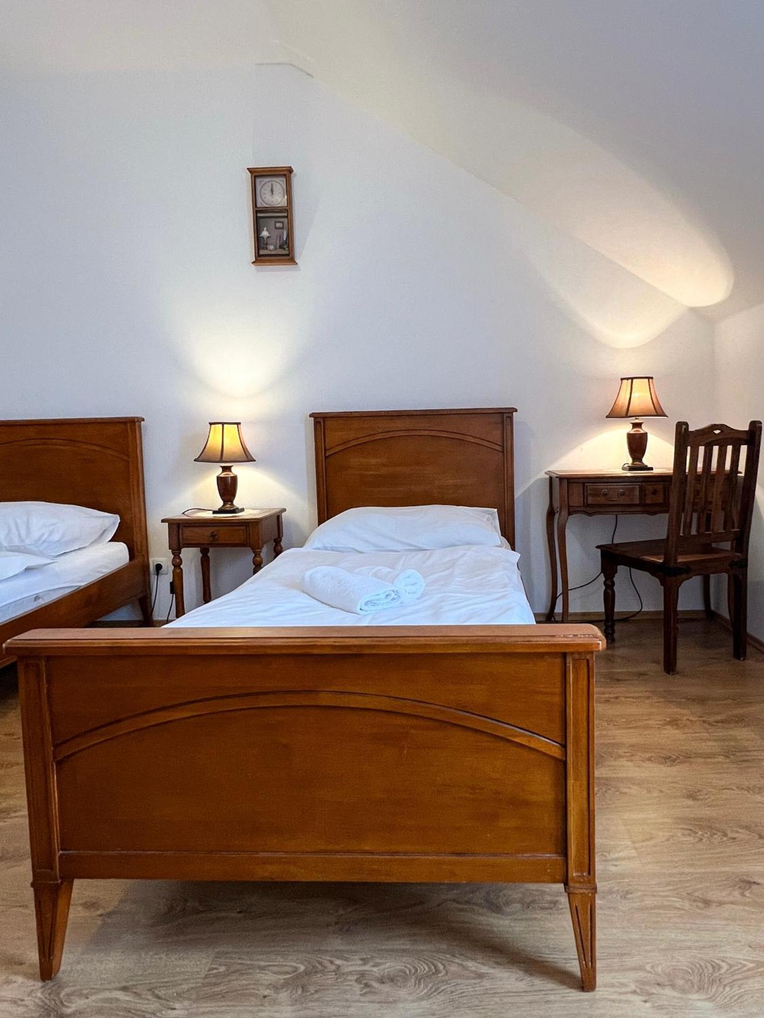 Hotel Lony Mochov Esterno foto