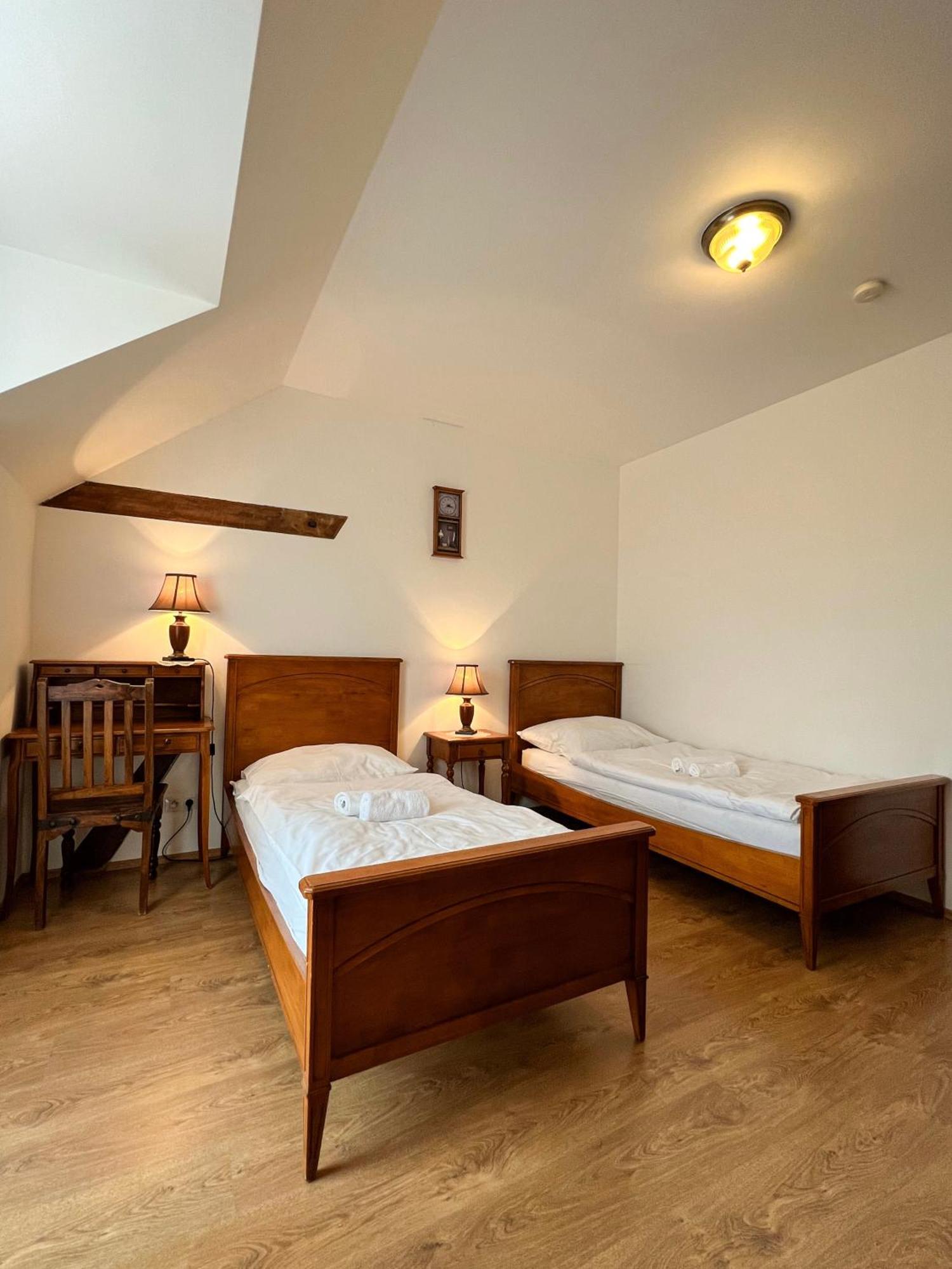 Hotel Lony Mochov Esterno foto