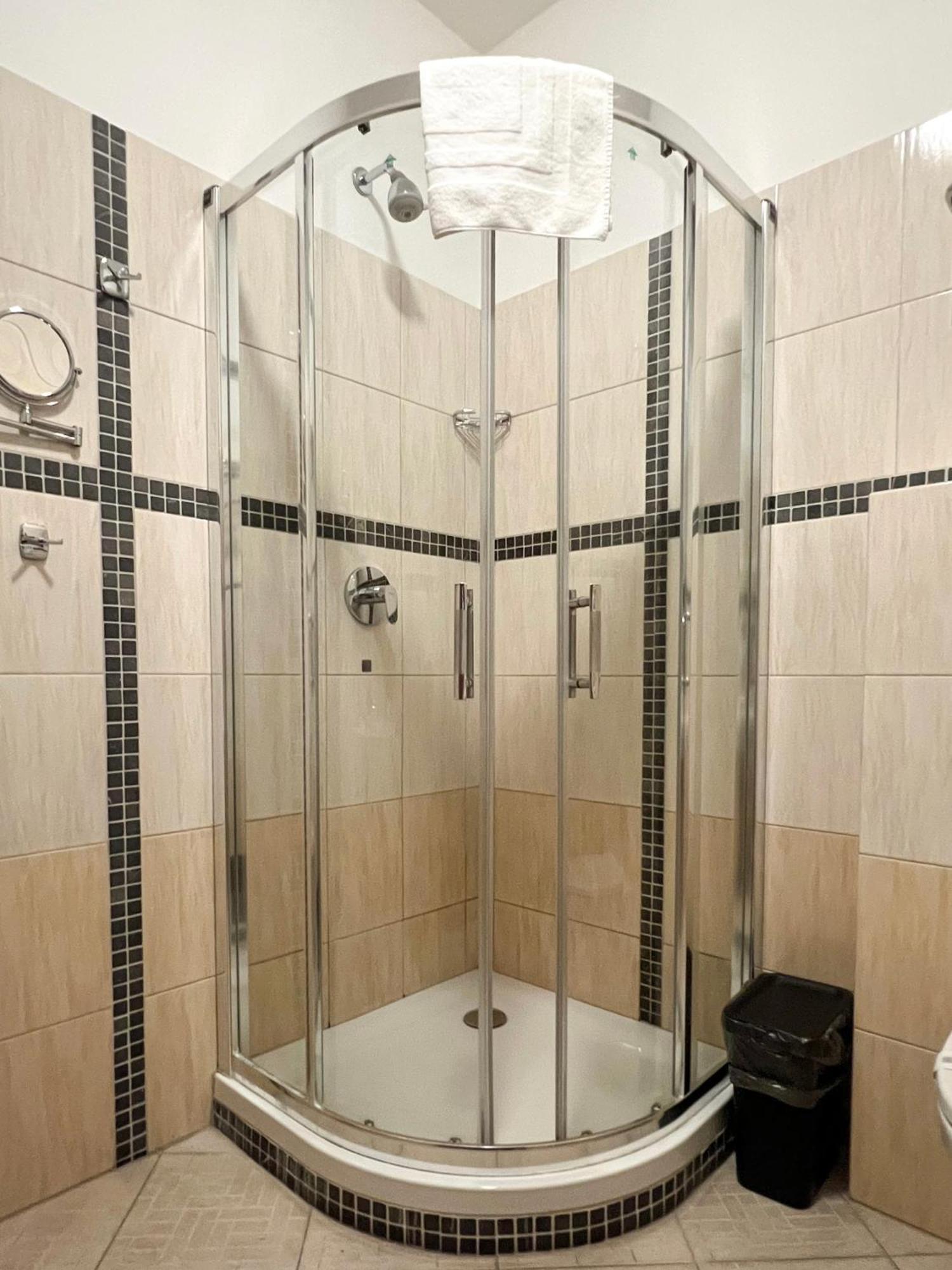 Hotel Lony Mochov Esterno foto