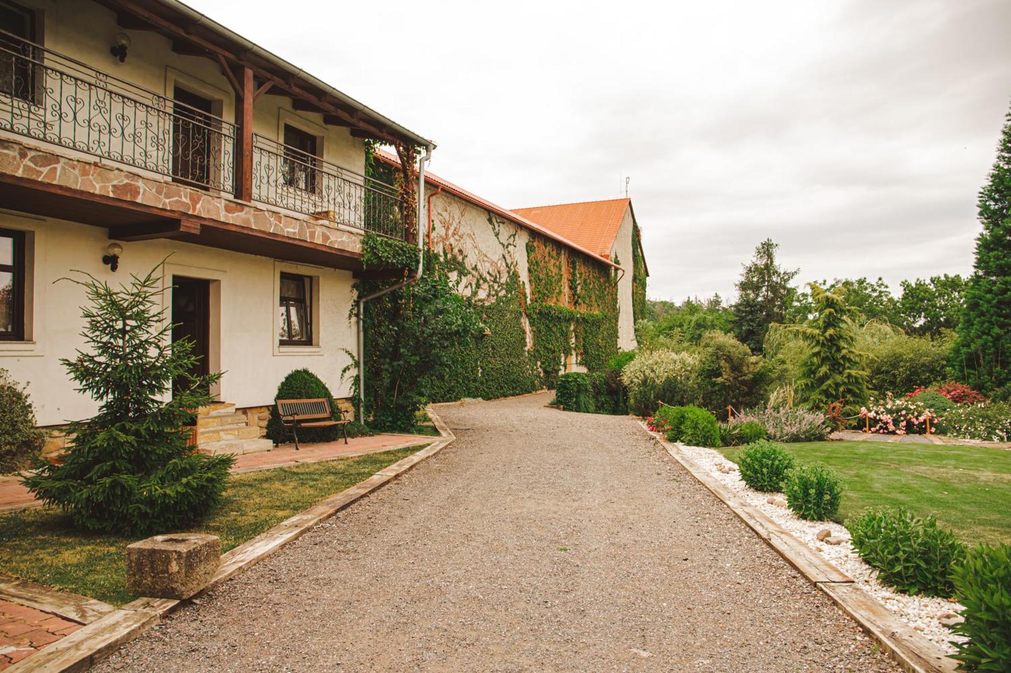 Hotel Lony Mochov Esterno foto